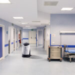 Scrubber 50 schoonmaak robot werkend in een ziekenhuis