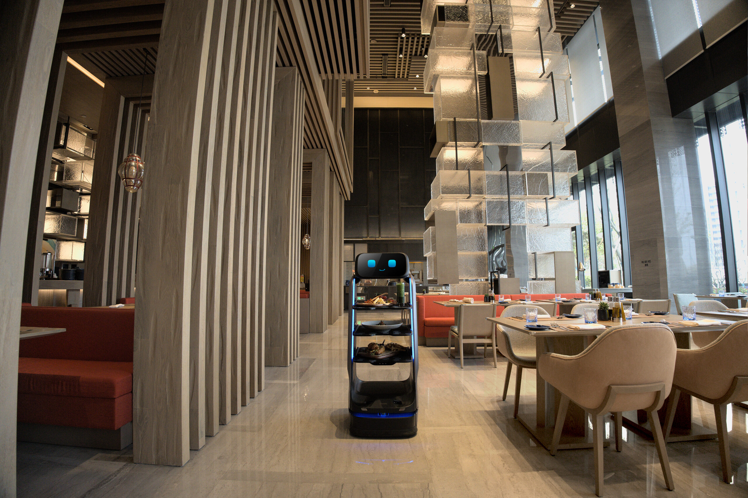 Serveerrobot_serveert_in_een_restaurant_keenon_t9_pro