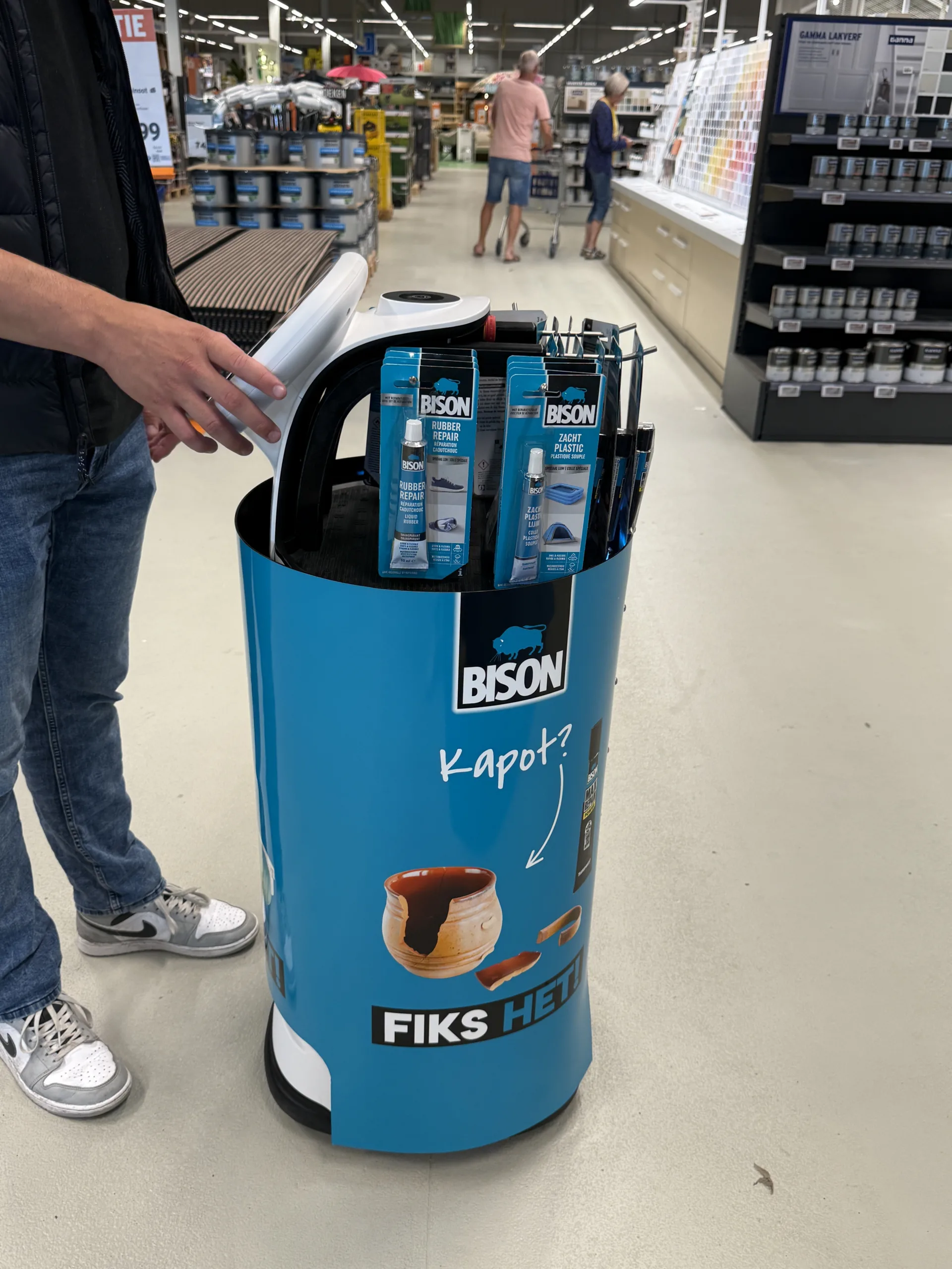 Robot met branded I-WR POS materiaal